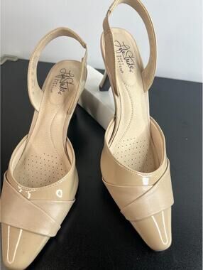 Life Stride Nude Slingback Heels Size 7 M Soft System 3" Heel Pointed Toe NWOT